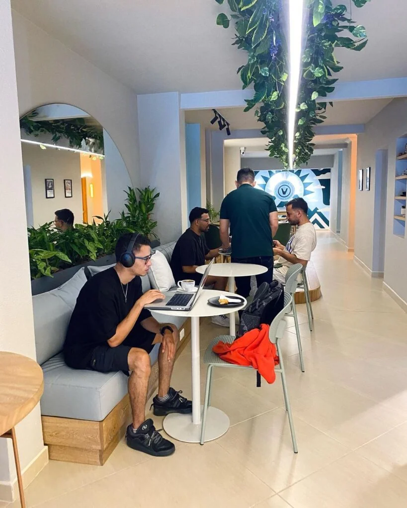 CAFETERIA QUE TIENE PLANTAS